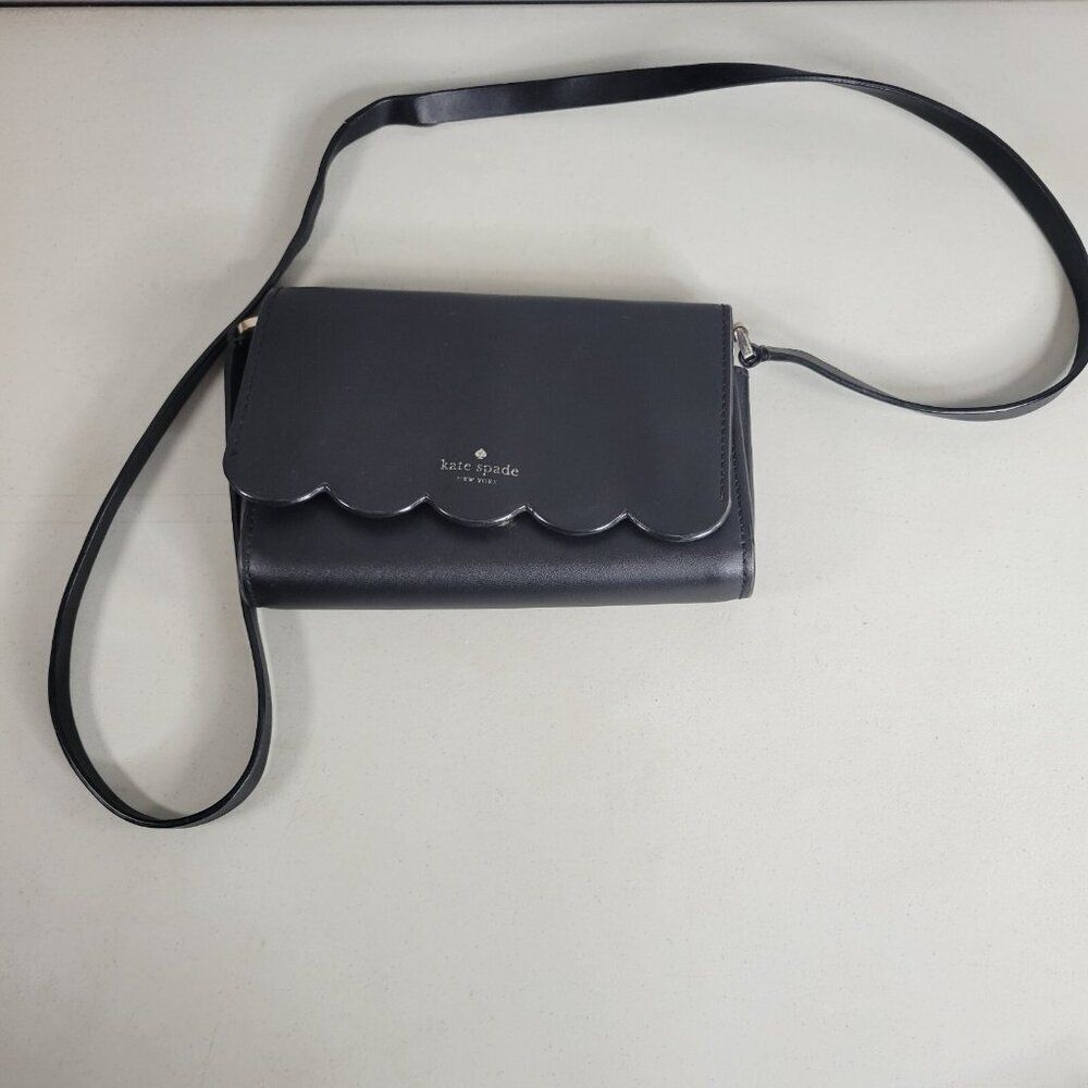 Kate Spade New York Crossbody Purse Cloud Shape Black Magnet Clasp 21 in Strap